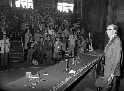 Aranguren, en su primera clase tras ser readmitido en la Complutense.