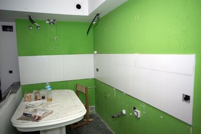 Los inquilinos ilegales han arrancado radiadores, enchufes, bombillas y todo el cableado eléctrico de los pisos.