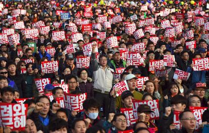 Cientos de miles de surcoreanos han salido a las calles de Seúl para participar en una enorme manifestación convocada para forzar la dimisión de la presidenta, Park Geun Hye.