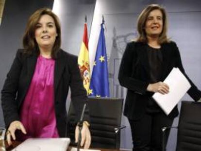 La vicepresidenta del Gobierno, Soraya Sáenz de Santamaría (i) y la ministra de Empleo, Fátima Báñez, a su llegada a la rueda de prensa posterior a la reunión del Consejo de Ministros, hoy en La Moncloa.