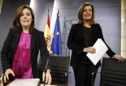 La vicepresidenta del Gobierno, Soraya Sáenz de Santamaría (i) y la ministra de Empleo, Fátima Báñez, a su llegada a la rueda de prensa posterior a la reunión del Consejo de Ministros, hoy en La Moncloa.