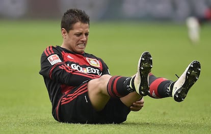 Chicharito no pudo continuar en la cancha de la BayArena