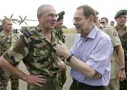 Javier Solana, ayer en Bunia, junto a Jean Paul Thornier, jefe de las tropas de la UE en Congo.