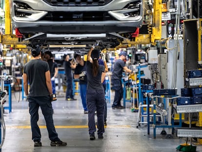 Trabajadores en una fábrica de Valencia.