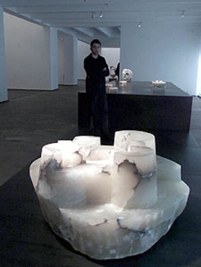 <i>Homenaje a Pili</i> (2000), obra de alabastro que Chillida dedicó a su mujer.