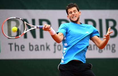 Thiem devuelve la pelota a Djokovic con su derecha.