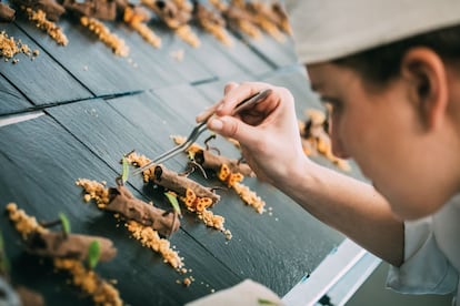 Una cocinera emplata el postre 'La mariposa que voló sobre el mar' dedicado a Jacinto Benavente.