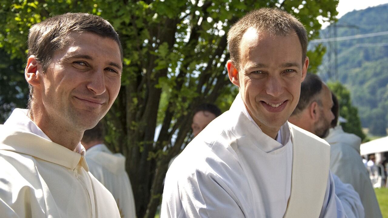 A la izquierda, Didier Berthod el día que fue ordenado sacerdote.