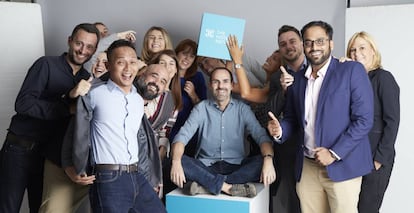 Juanjo Rodríguez, CEO y cofundador de The Hotels Network, sentado en el centro, junto a parte del equipo de la startup española.