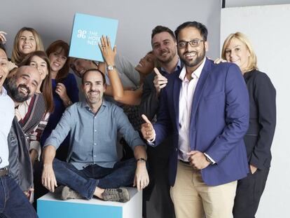 Juanjo Rodríguez, CEO y cofundador de The Hotels Network, sentado en el centro, junto a parte del equipo de la startup española.