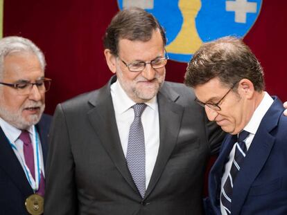 Rajoy felicita a Feijóo durante su investidura como presidente de la Xunta en 2016.
