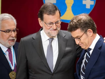 Rajoy felicita a Feijóo durante su última investudura como presidente de la Xunta en 2016.