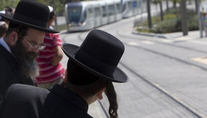 Pasajeros judíos esperan el tranvía en Jerusalén en agosto.