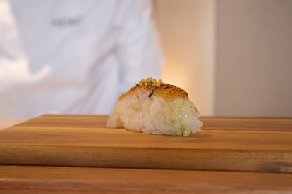 Nigiri de calamar con mantequilla de miso, del restaurante Akiro, en Madrid. Imagen proporcionada por el restaurante.