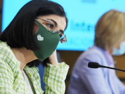 La ministra de Sanidad, Carolina Darias (en primer término),  en la rueda de prensa tras el Consejo Interterritorial del Sistema Nacional de Salud, este miércoles.
