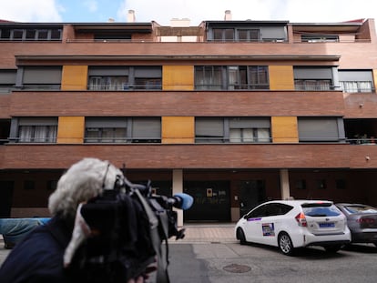 Un cámara de televisión, frente al edificio en el que vivía la mujer que se suicidó en Valladolid y cuyo exnovio ha sido detenido por quebrantar una orden de alejamiento.