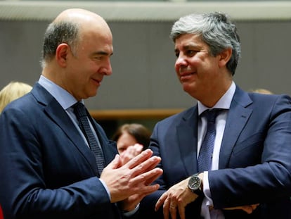 El comisario europeo de Economía, Pierre Moscovici (izq), conversa con el recién elegido presidente del Eurogrupo, el ministro de Finanzas portugués, Mário Centeno. EFE/ Olivier Hoslet