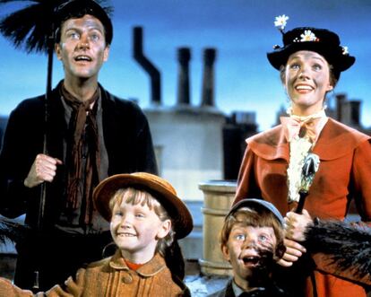 Con 'Mary Poppins' (1964) y 'Chitty Chitty Bang Bang' (1968), Dick Van Dyke (Misuri, 1925) se ganó la inmortalidad, al menos para la generación que creció en España en los sesenta, despistada por aquellos doblajes neutros que traían las películas Disney. Dick debutó tarde en el cine, con 34 años, después de deambular por distintas series de televisión desde los 28. A esta volvió de forma recurrente (tuvo su propio 'show' en 1988) y, ya en plena madurez, bordó a ese Sherlock Holmes con bata blanca que protagonizaba 'Diagnóstico: asesinato' (1993-2002). Aunque ya no está para andar enredando en las chimeneas, a sus 90 años, Dick acaba de participar en la película 'Life is boring', de Chip Godwin. Un título, por cierto, que no tiene nada que ver con la vida plena que ha llevado.