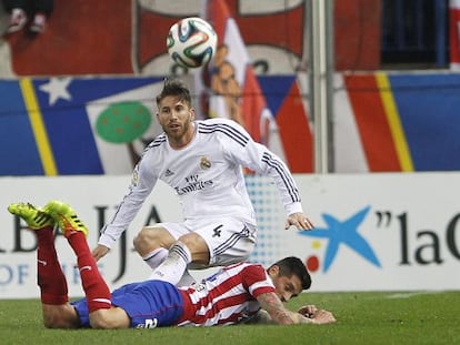 Sergio Ramos and Jos&eacute; Sosa vie for the ball in the second leg match between Real Madrid and Atl&eacute;tico. 