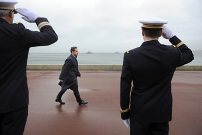 El presidente francés, Nicolas Sarkozy, pasa revista a las tropas en la base de Lanveoc-Poulmic el 3 de enero.