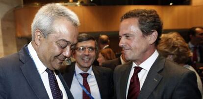 El secretario de Estado de Telecomunicaciones, Victor Calvo-Sotelo (i), conversa con el Regional CEO Europe de Voidafone, Philipp Humme (d).