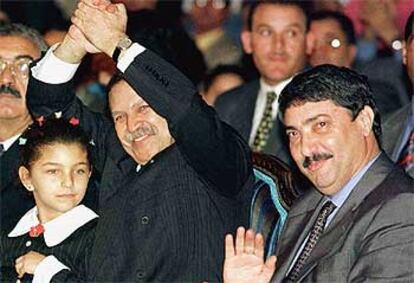 Abdelaziz Buteflika levanta los brazos al lado de Alí Benflis, en Argel, en  2000.

/ ASSOCIATED PRESS
