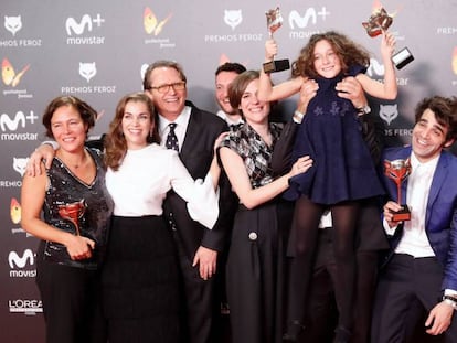 El equipo de la película 'Verano 1993' posa con lo distintos premios conseguidos, entre ellos a la Mejor Película Dramática.