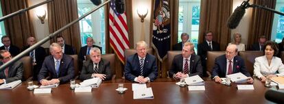 Donald Trump (en el centro), en una reunión del Consejo de Ministros. 