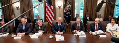 Donald Trump (en el centro), en una reunión del Consejo de Ministros.