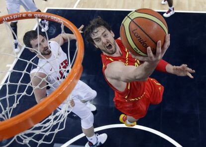 Pau Gasol encesta ante la oposición de Kevin Love.