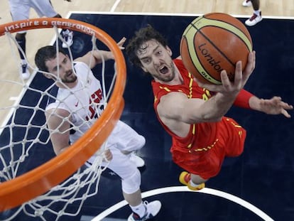 Pau Gasol encesta ante la oposici&oacute;n de Kevin Love.  