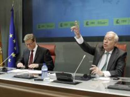 El ministro de Asuntos Exteriores, José Manuel García-Margallo (d), durante la rueda de prensa conjunta con su homólogo alemán, Guido Westerwelle, tras la reunión que han mantenido hoy en el Palacio de Viana, en Madrid.