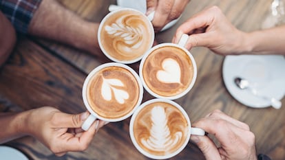 Estas tazas ayudan a beber café de una manera original. GETTY IMAGES.