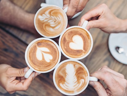 Estas tazas ayudan a beber café de una manera original. GETTY IMAGES.