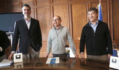 El alcalde Izagirre (centro), junto al portavoz del PNV, Eneko Goia (izquierda), minutos antes de anunciar el acuerdo sobre los presupuestos de 2014.