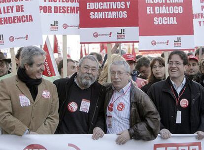 Los secretarios generales de UGT Y CC.OO, Cándido Méndez y Ignacio Fernández Toxo, en la manifestación convocada en Madrid