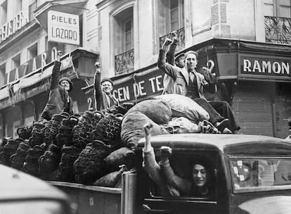 Un grupo de trabajadores celebra el triunfo del Frente Popular en las elecciones de 1936.