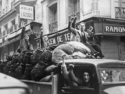 Un grupo de trabajadores celebra el triunfo del Frente Popular en las elecciones de 1936.
