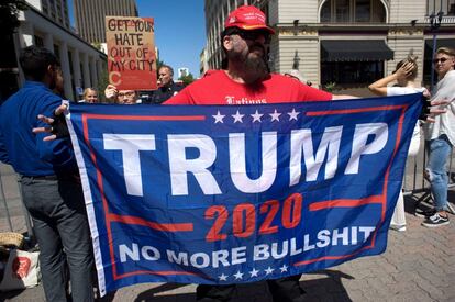 Un manifestante sostiene una pancarta en favor del presidente de EE.UU. Donald Trump, durante su visita a San Diego.