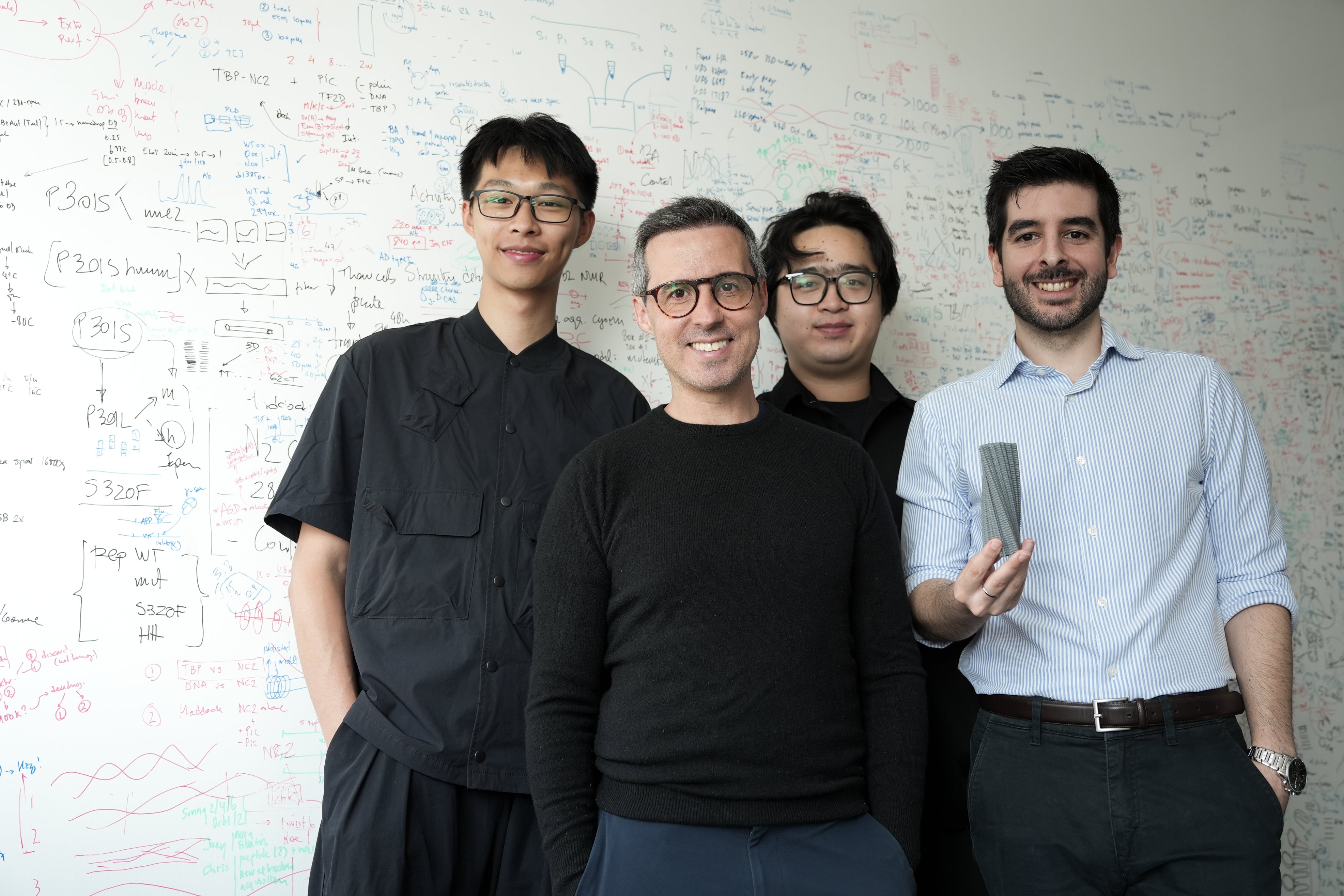 El bioquímico Rubén Hervás, en el centro, junto al resto de su equipo en la Universidad de Hong Kong, en China.