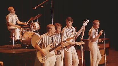 The Beach Boys, en una actuación en 1964 en California. Desde la izquierda, Dennis Wilson, Al Jardine, Carl Wilson, Brian Wilson y Mike Love.