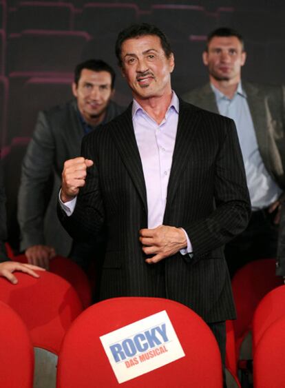 Sylvester Stallone junto a los boxeadores ucranianos, los hermanos Wladimir y Vitali Klitschko durante la presentación del musical <i>Rocky</i>, en Hamburgo, Alemania, el domingo, 20 de noviembre de 2011