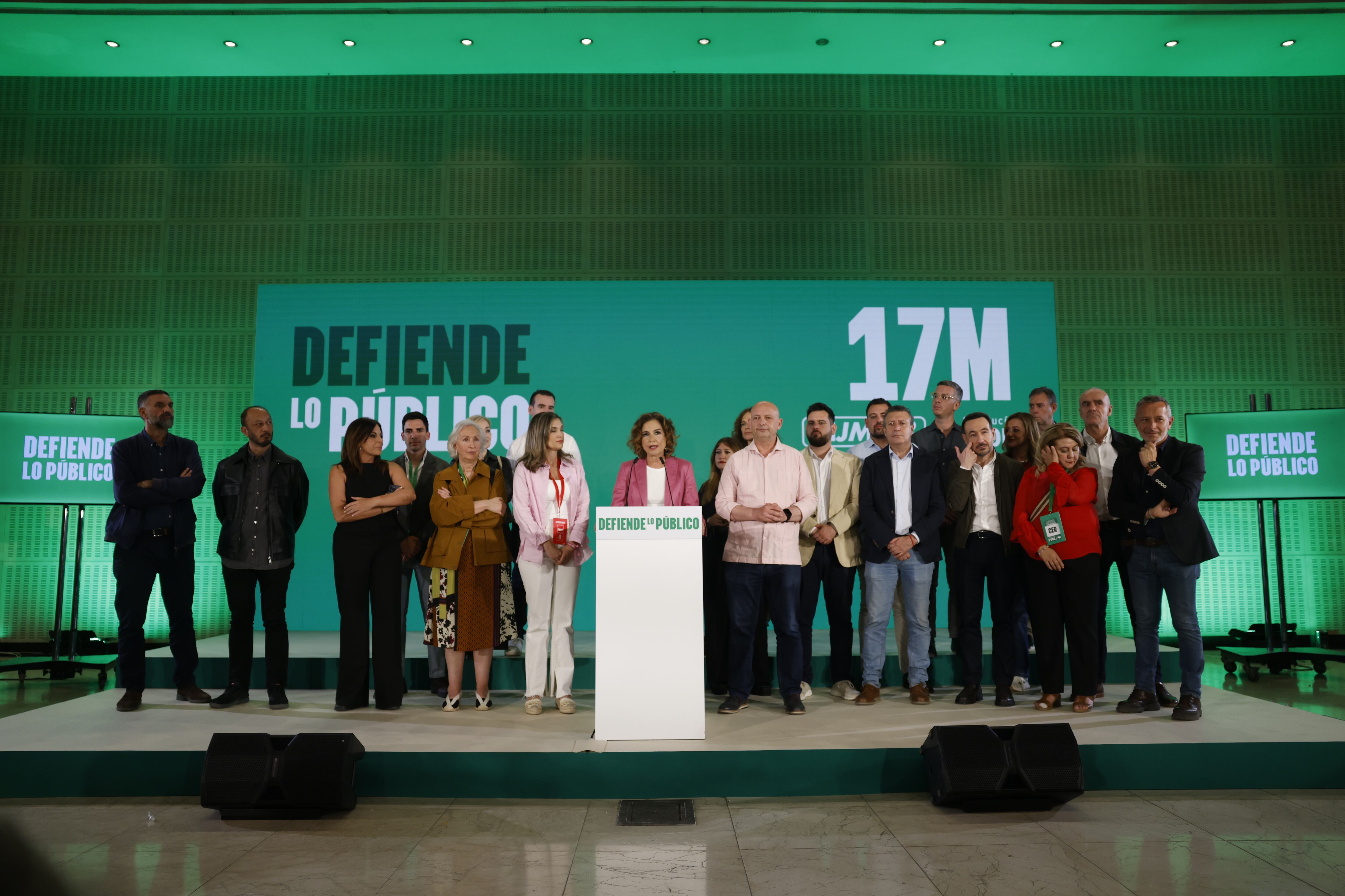 La candidata del PSOE a la presidencia, María Jesús Montero (centro), comparece este domingo ante la prensa en Sevilla para valorar los resultados electorales del partido.