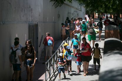 Familias, grupos de amigos y parejas salen de la piscina municipal de Peñuelas, en el distrito de Arganzuela de Madrid, el 4 de julio de 2023. 