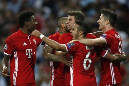 Los jugadores del Bayern celebran el gol en propia puerta del Real Madrid.