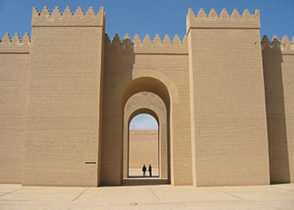 Reconstrucción del Palacio del Sur realizada a principios de los años ochenta por Sadam Husein. A la izquierda se ve el hueco de uno de los ladrillos arrancados, que tenía inscrito el nombre del dictador.