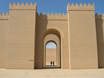 Reconstrucción del Palacio del Sur realizada a principios de los años ochenta por Sadam Husein. A la izquierda se ve el hueco de uno de los ladrillos arrancados, que tenía inscrito el nombre del dictador.