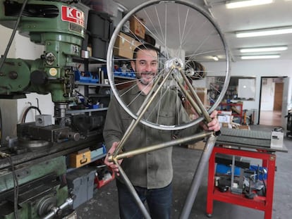 Andrés Arregui, diseñador de bicicletas, el jueves en su estudio de Carabanchel (Madrid).
 