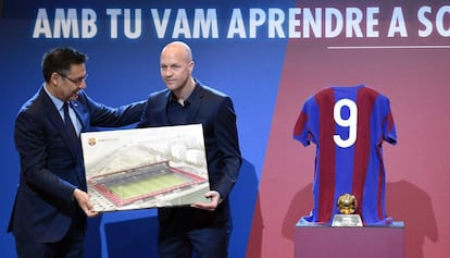 Josep Maria Bartomeu y Jordi Cruyff, en el acto de homenaje al exentrenador del Barcelona.