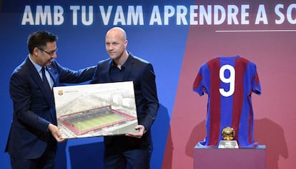 Josep Maria Bartomeu y Jordi Cruyff, en el acto de homenaje al exentrenador del Barcelona. 